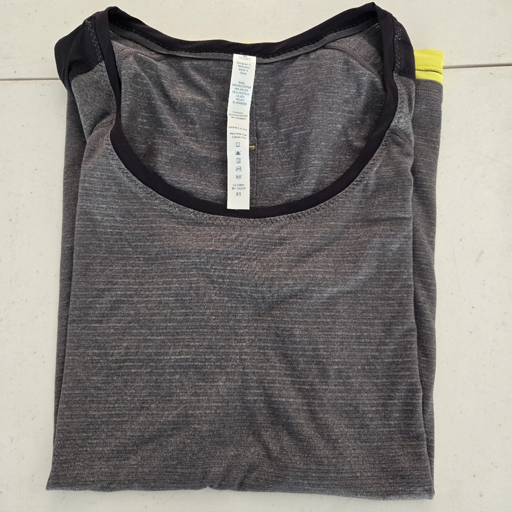 Lululemon Race Me Short Sleeve Tee Size 8 Gray Color